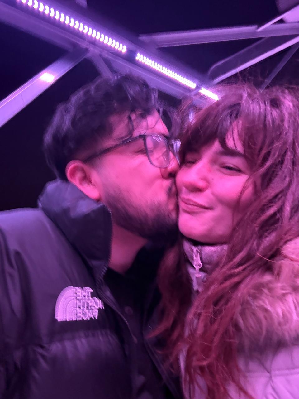 Un beso lleno de alegría